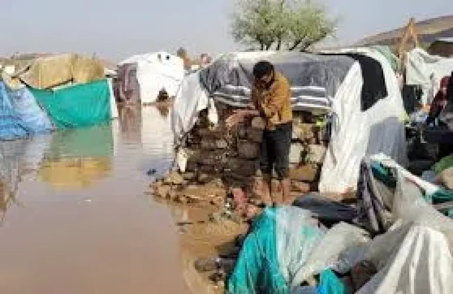 ”الحديدة وإب تُفرغان تدريجيًا.. إلى أين يذهب النازحون اليمنيون؟”